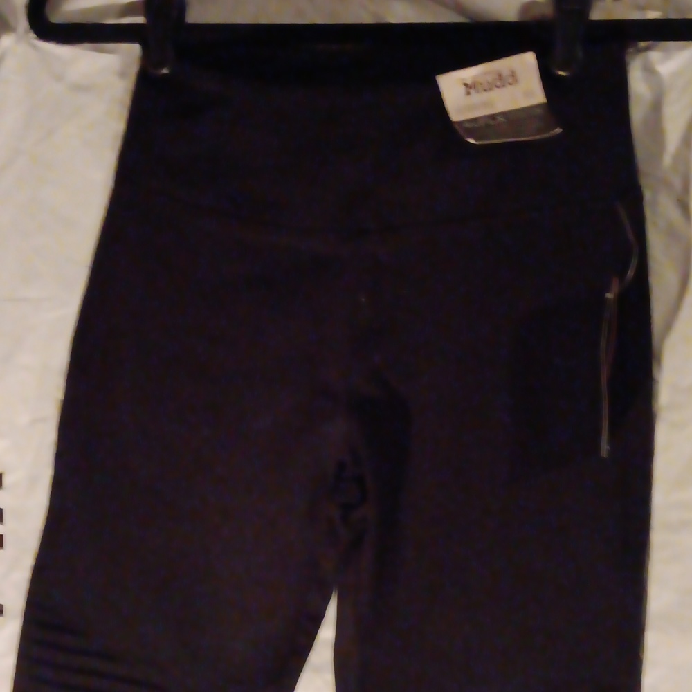 Nwt Ponte knit 4 way stretch fabric cute design by the knees and zippers on legs